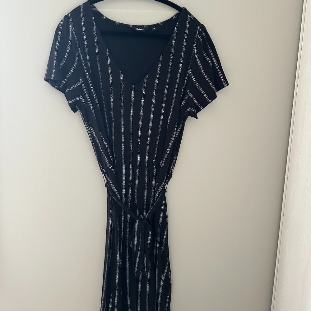 Black v-neck short sleeves dress with belt , Size L